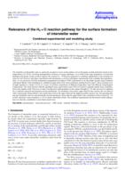 Relevance of the H2 + O reaction pathway for the surface formation of interstellar water. Combined experimental and modeling study